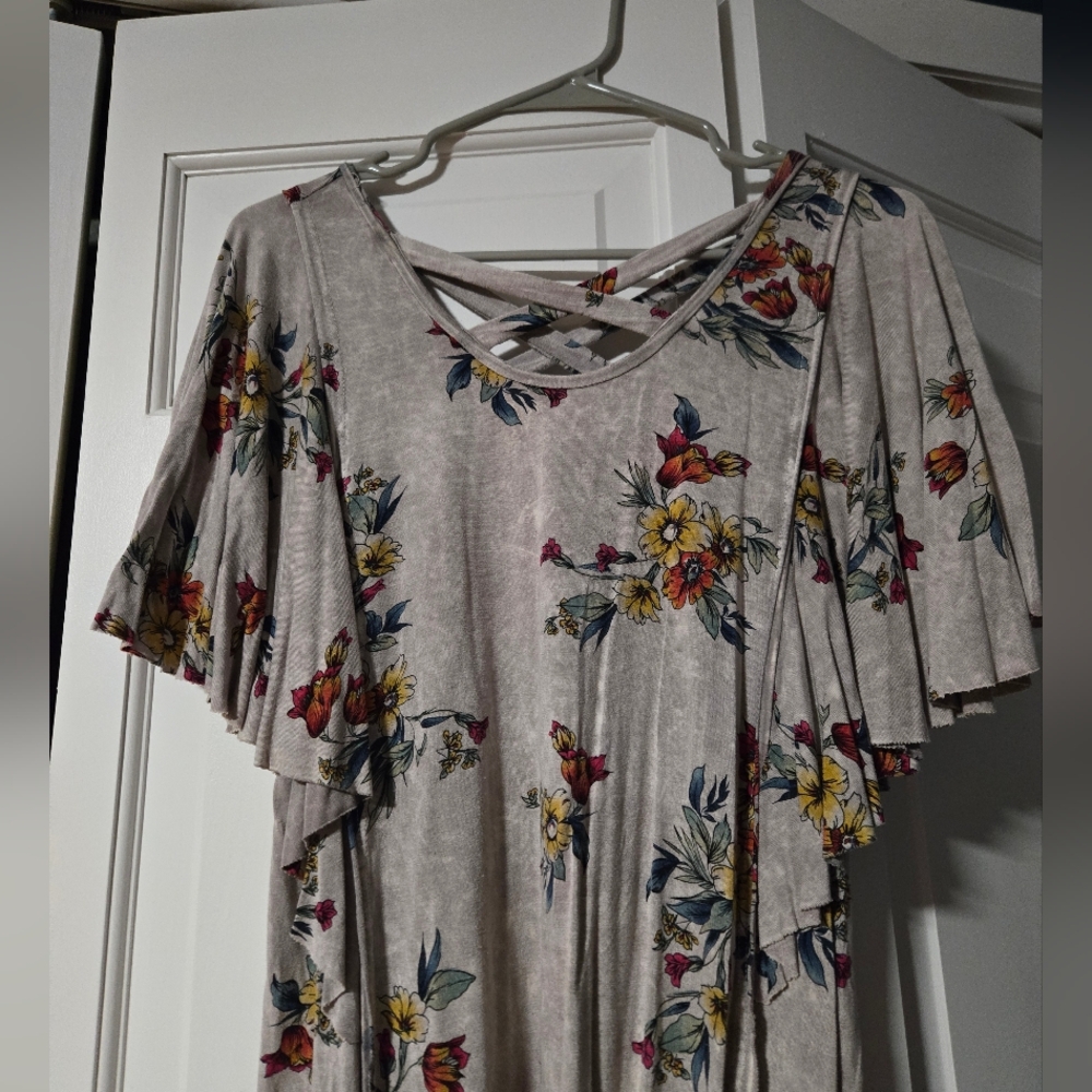 Gimmicks by BKE Floral Lace Trim Top